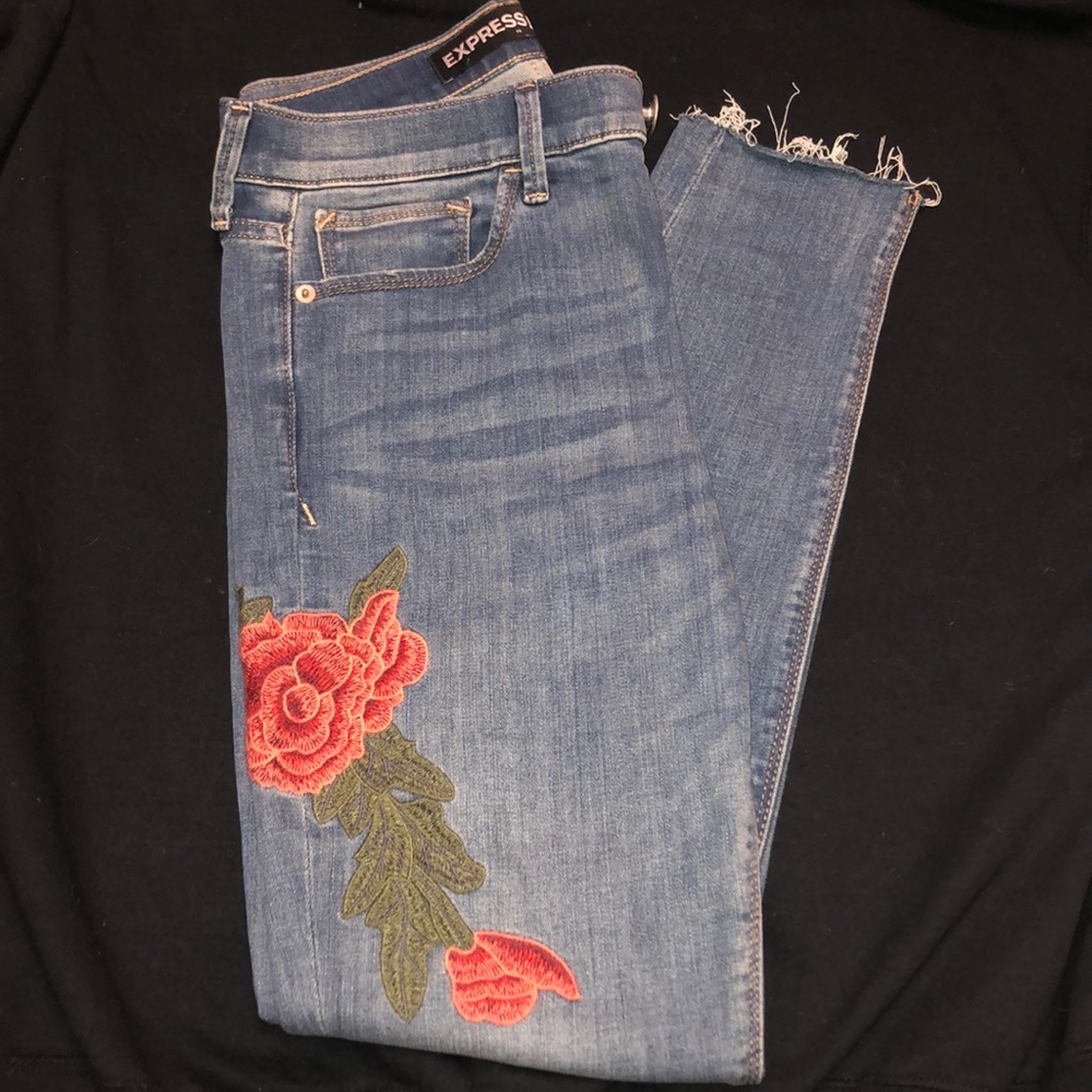 WOMENS JEANS WITH FLOWER EMBROIDER